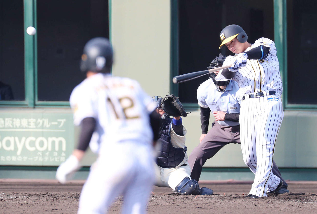 阪神対大商大　9裏阪神無死二塁、右越え適時二塁打を放つ井上（撮影・清水貴仁）