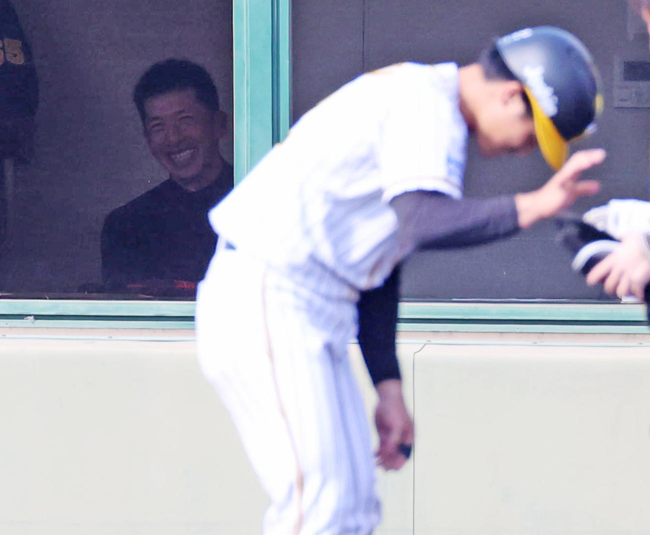 阪神対大商大　7回裏阪神2死一塁、矢野監督はキャンプから複数の死球を受ける坂本（手前）がまたも死球を受け、思わず笑顔を見せる（撮影・清水貴仁）