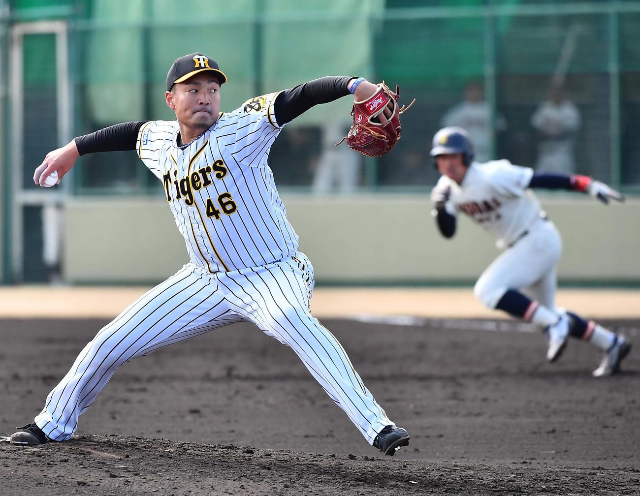 秋山は走者を背負いながらも4回を無失点で切り抜けた（撮影・上田博志）