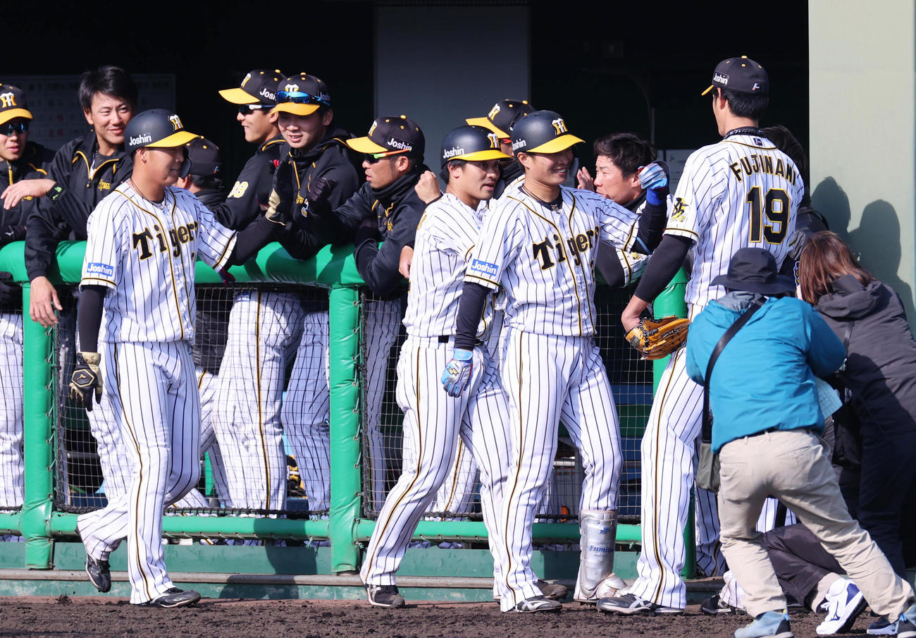 7回裏阪神2死一、二塁、左越え3点本塁打を放ちベンチ前でタッチを交わす北條史也（右から2人目）（撮影・清水貴仁）