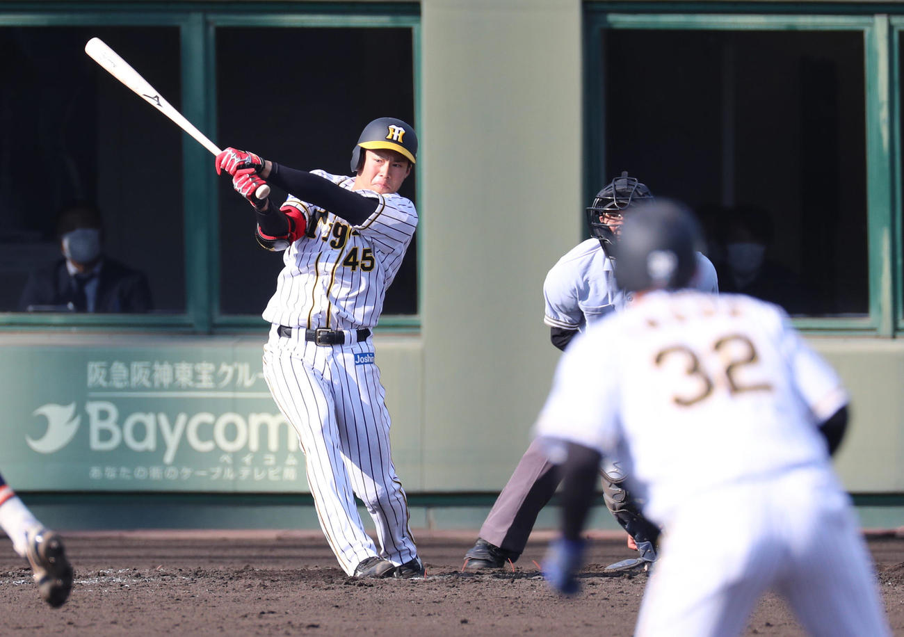 プロアマ交流戦阪神対大商大　9裏阪神無死二塁、右前打を放つ遠藤成（撮影・清水貴仁