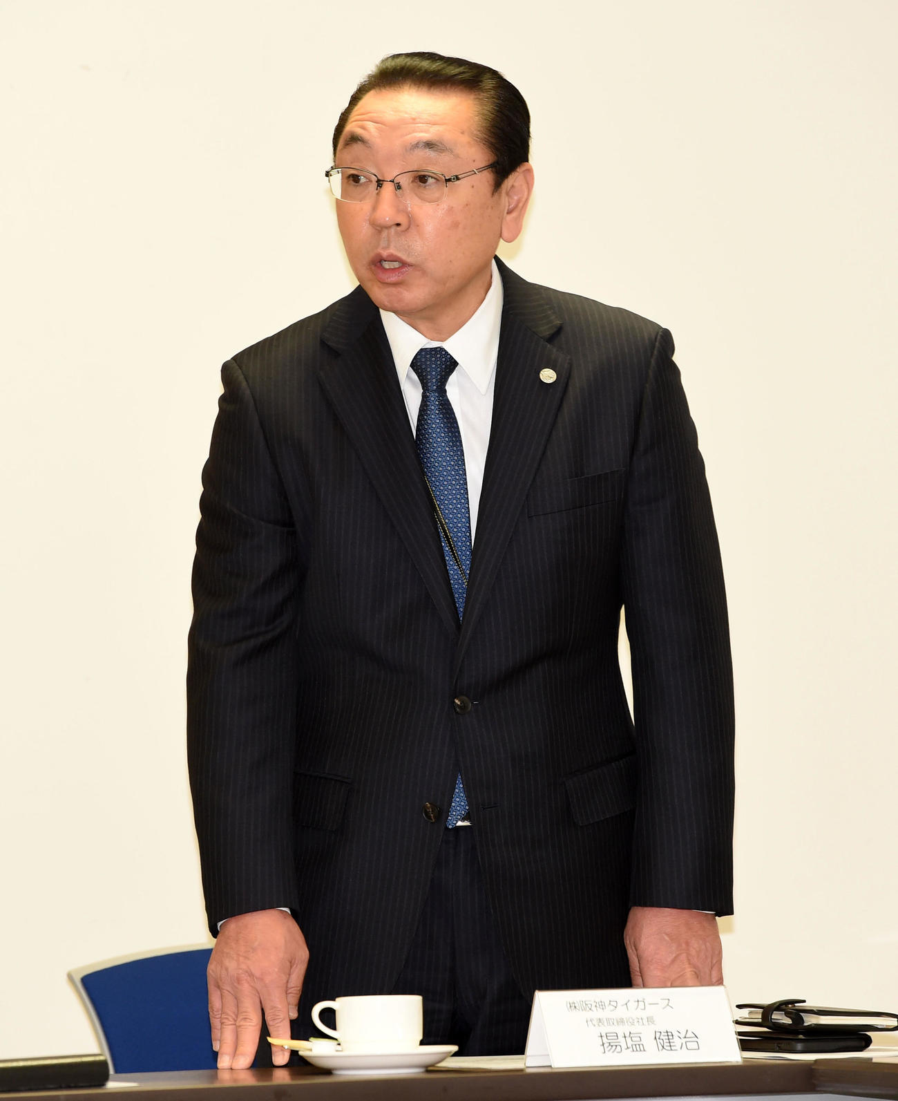 暴力団等排除対策協議会であいさつする阪神揚塩球団社長（撮影・前岡正明）