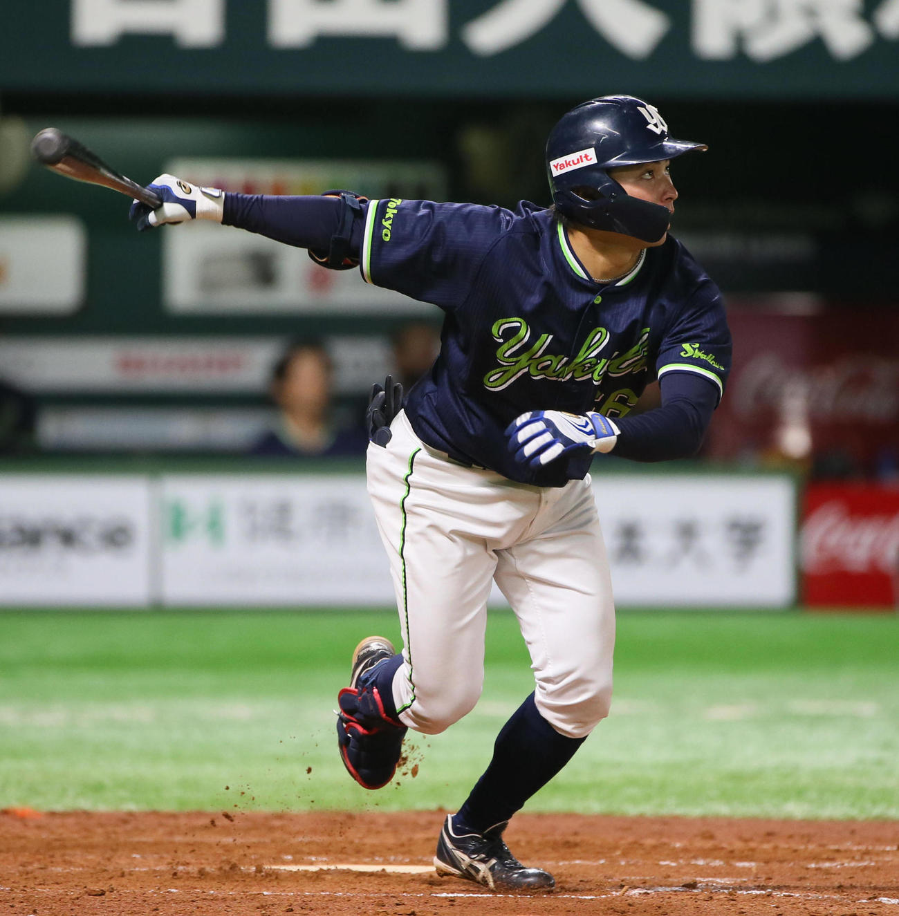 ソフトバンク対ヤクルト　5回表ヤクルト1死一、二塁、右中間へ2点適時二塁打を放つ吉田成（撮影・栗木一考）