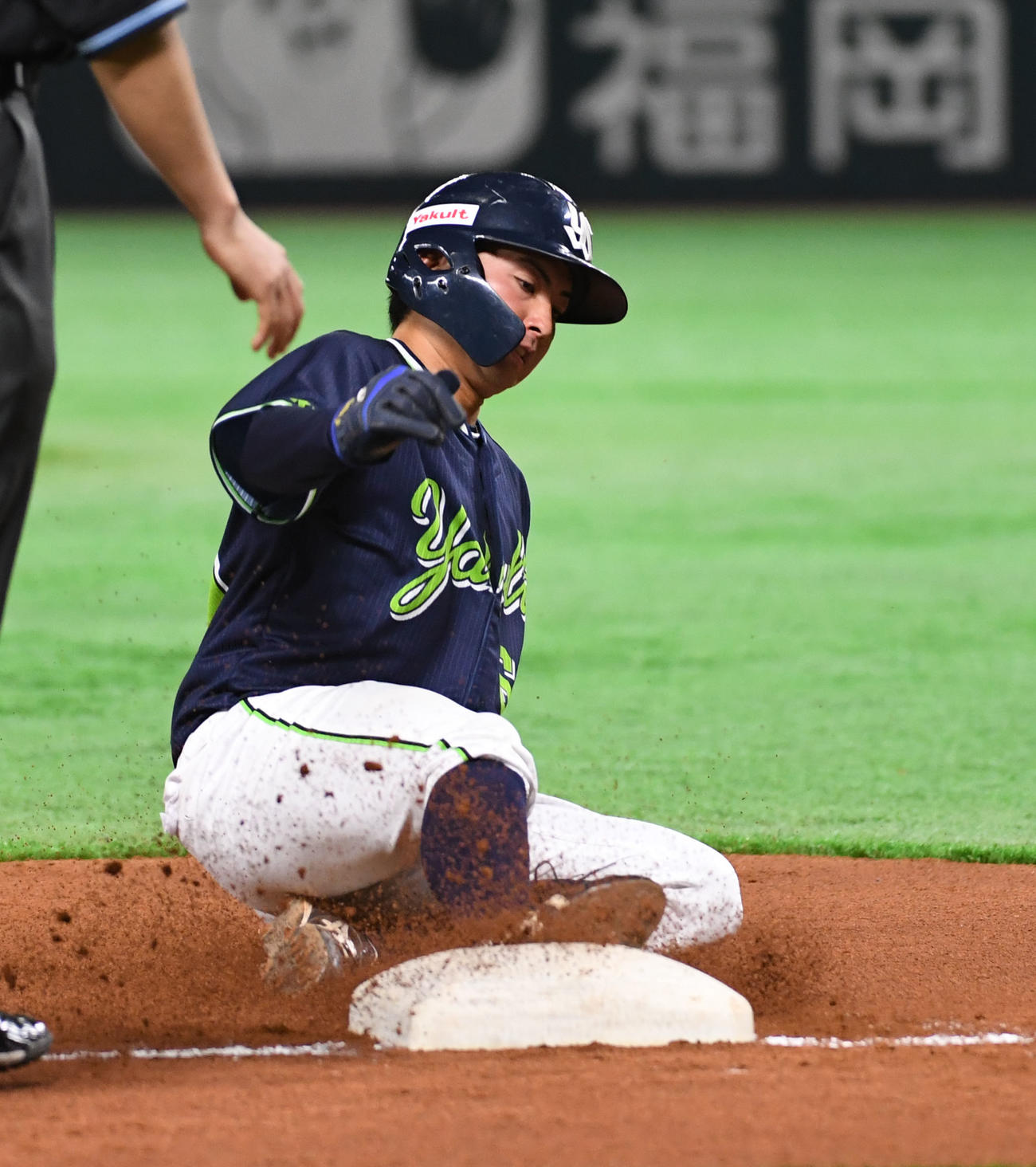 ソフトバンク対ヤクルト　5回表ヤクルト1死二塁、山田哲人の右飛で二塁走者の吉田大成はタッチアップで三塁に滑り込む（撮影・今浪浩三）