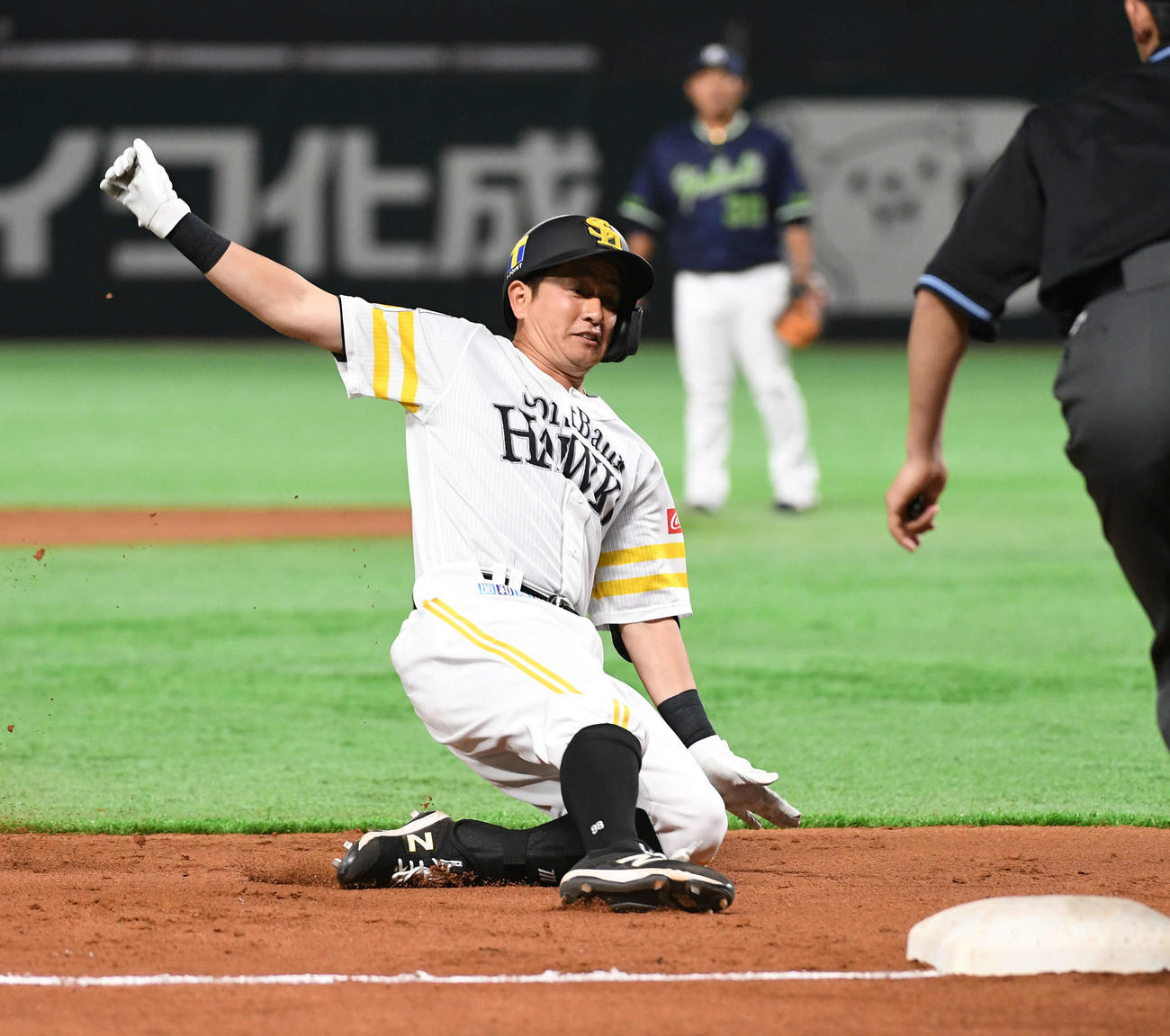 ソフトバンク対ヤクルト　6回裏ソフトバンク2死満塁、川島は右中間に3点適時三塁打を放ち滑り込む（撮影・今浪浩三）