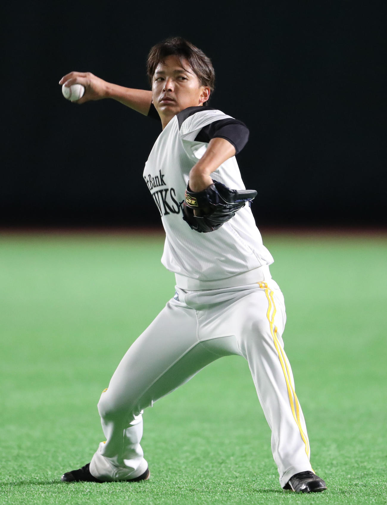キャッチボールで調整する東浜巨（撮影・梅根麻紀）