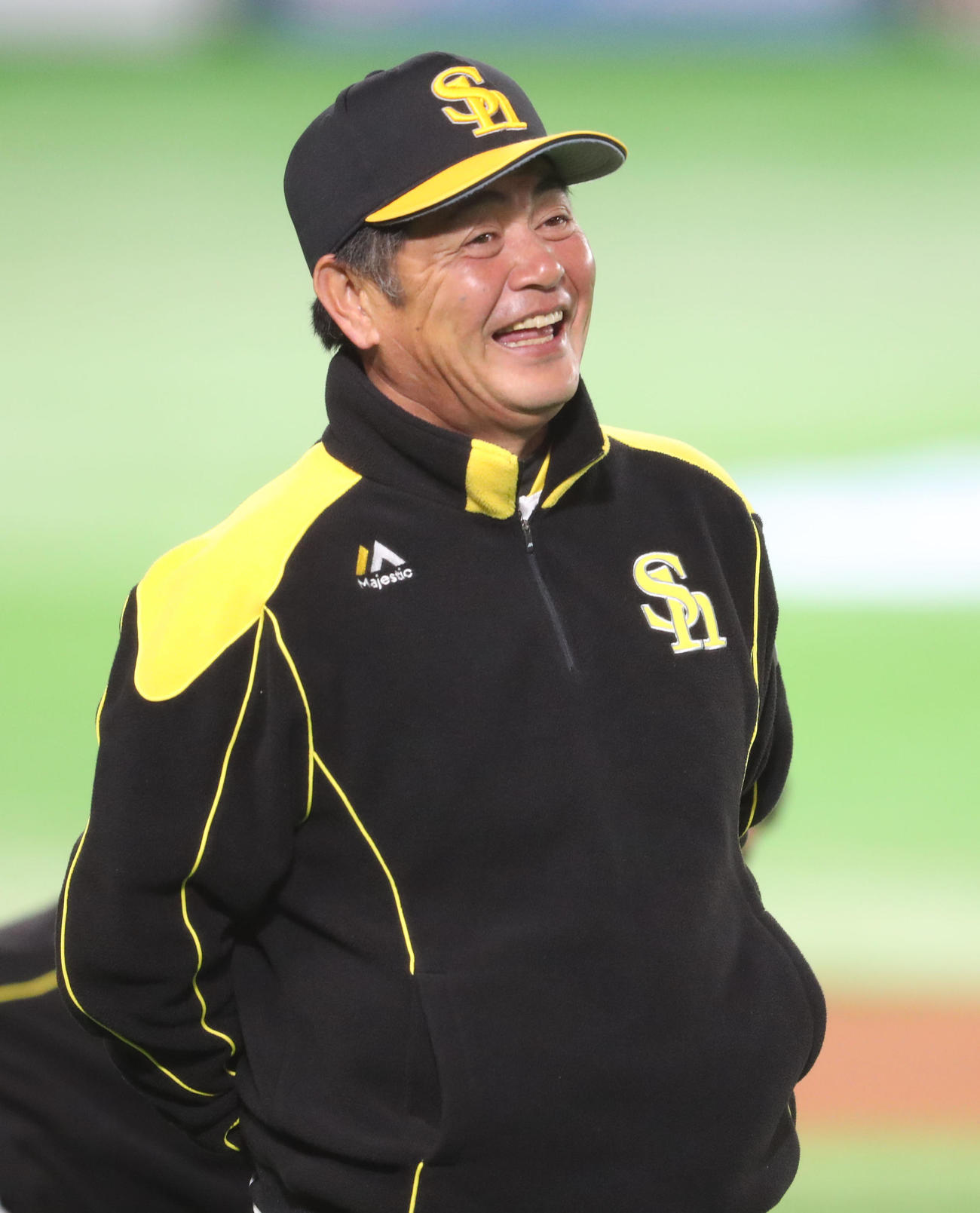 笑顔で投手陣の練習を見守る工藤公康監督（撮影・梅根麻紀）