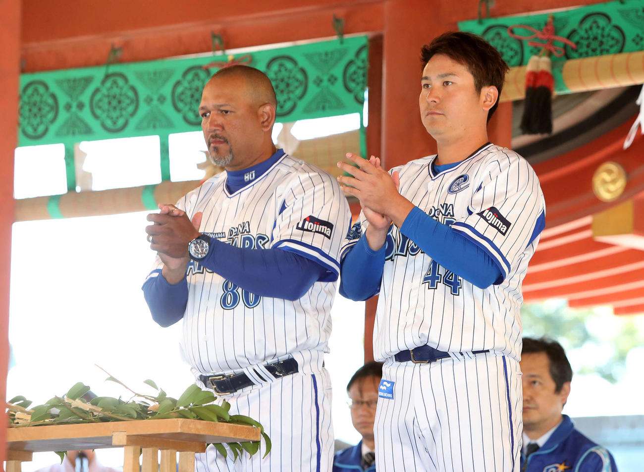必勝祈願するDeNAラミレス監督（左）と佐野（撮影・鈴木正人）