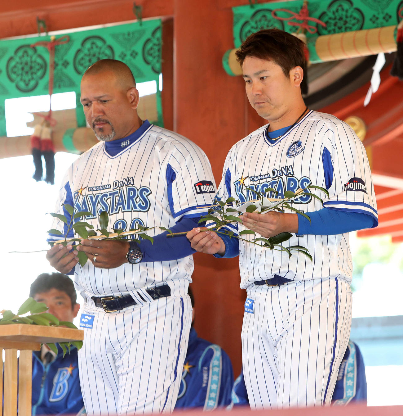 必勝祈願するDeNAラミレス監督（左）と佐野（撮影・鈴木正人）