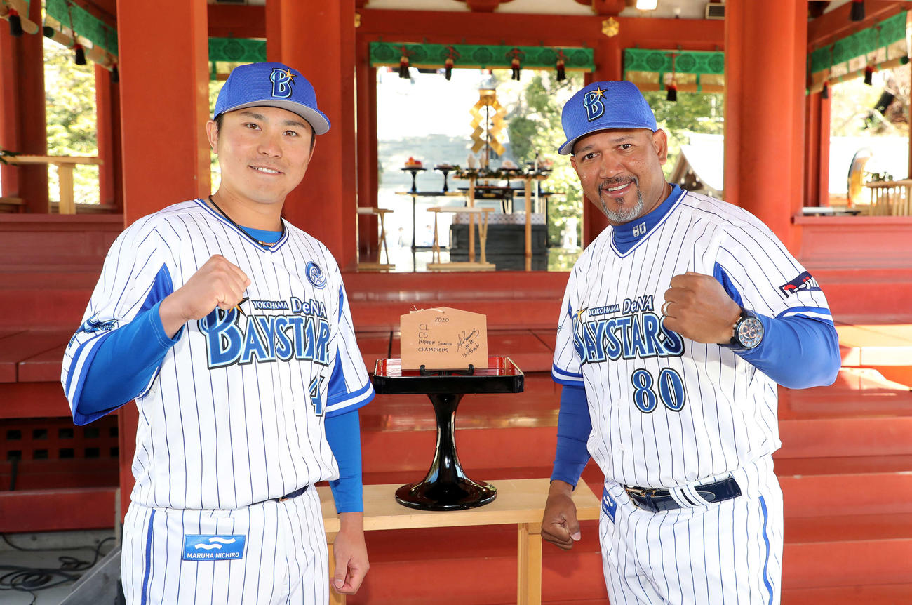 絵馬を横にガッツポーズするDeNA佐野（左）とラミレス監督（撮影・鈴木正人）