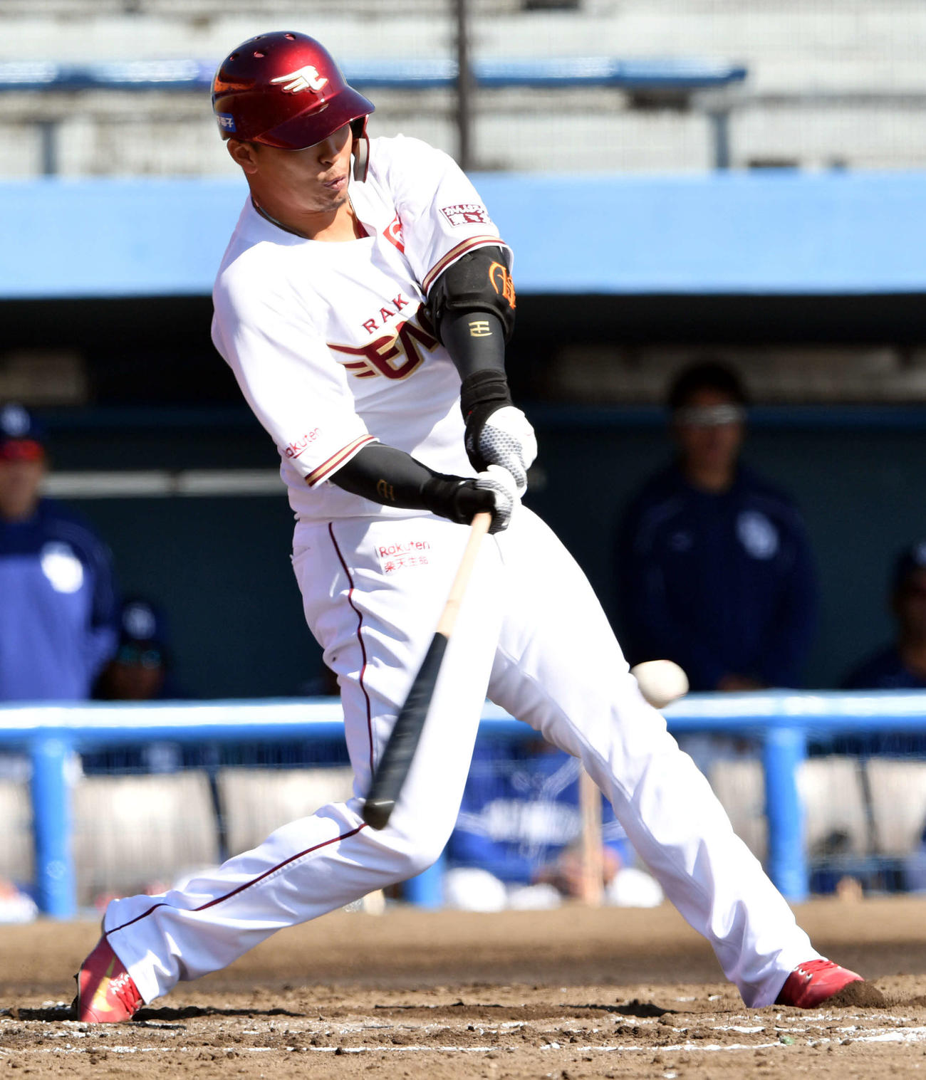 楽天対中日　3回裏楽天2死一、二塁、浅村は先制の左前適時打を放つ（撮影・滝沢徹郎）