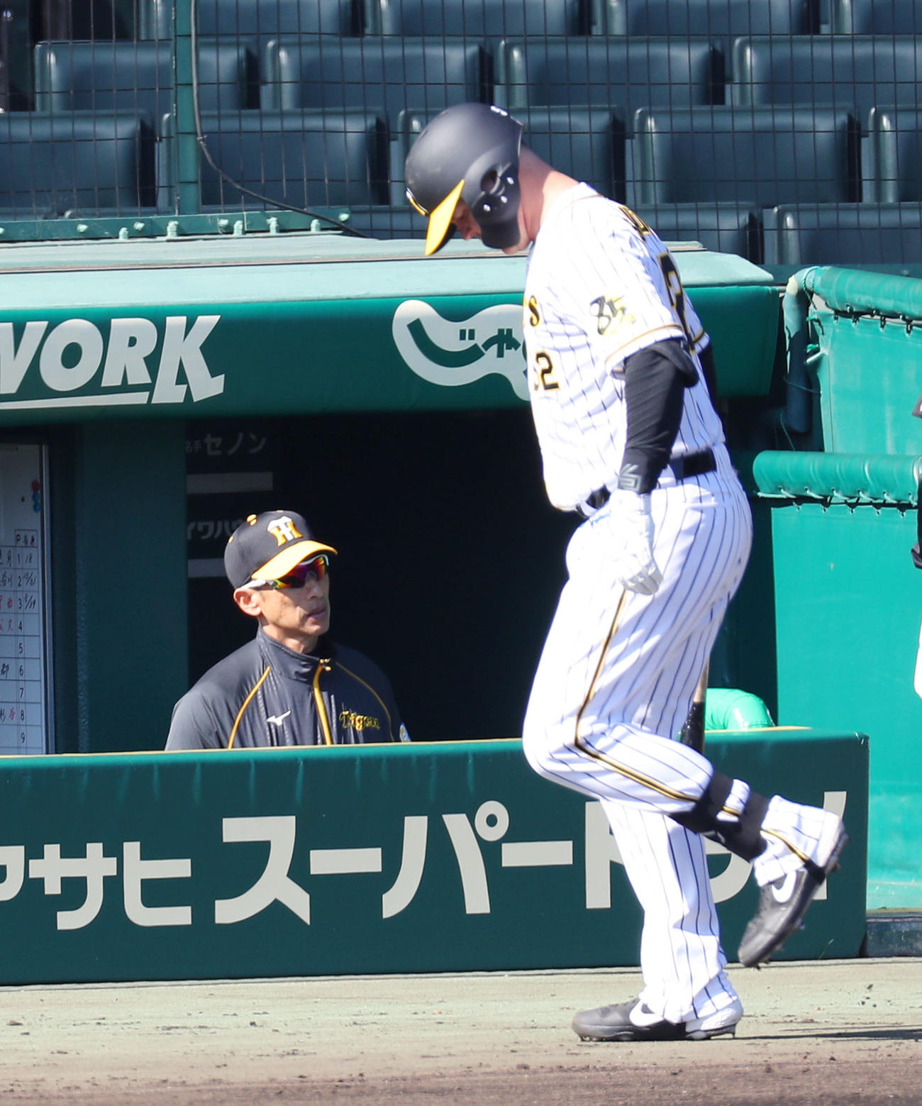 4回裏阪神1死、見逃し三振に倒れ、ベンチへ戻るサンズ。左は矢野監督（撮影・前田充）