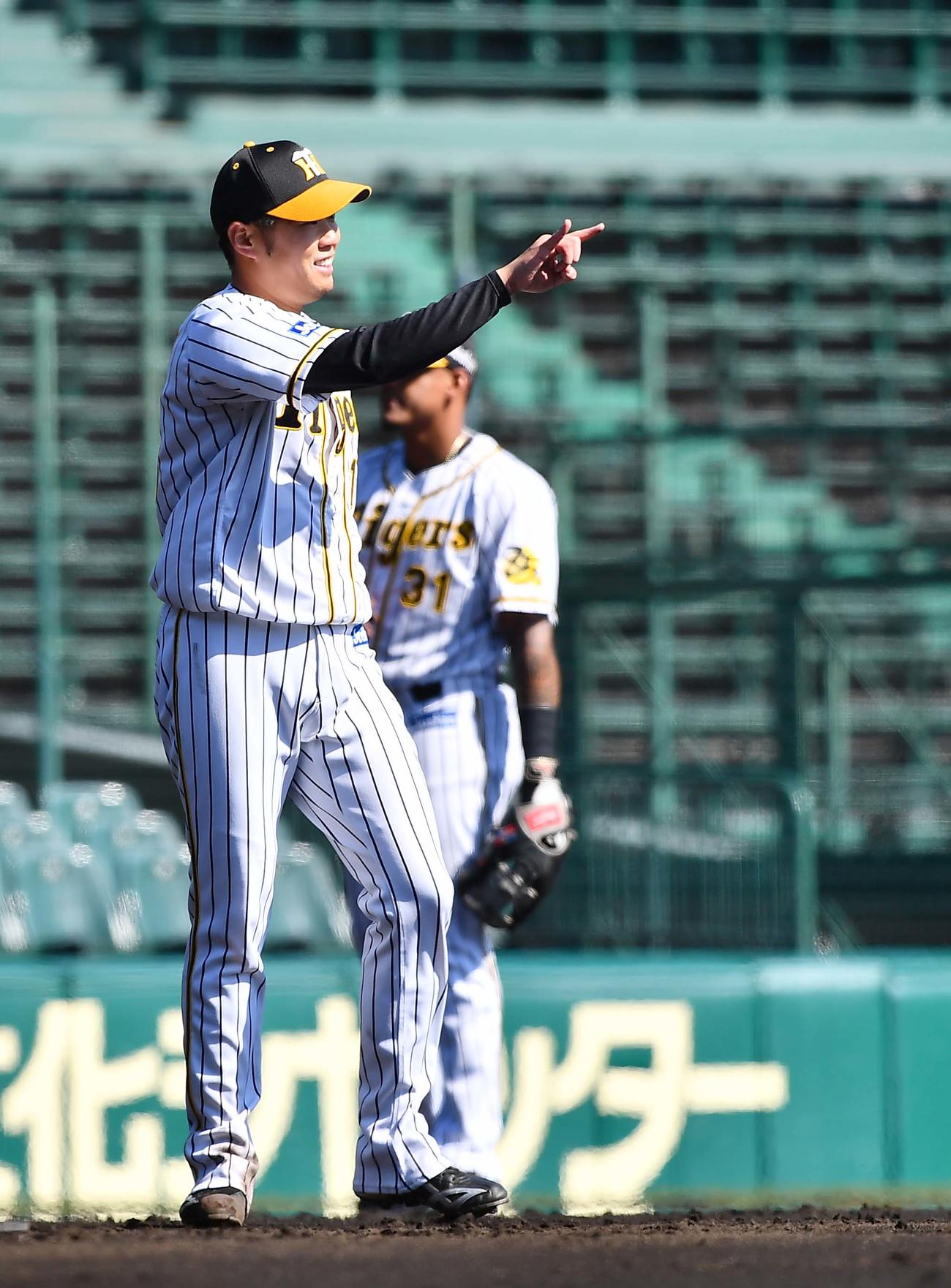 3回裏日本ハム無死一塁、大田を遊撃併殺打に打ち取り笑顔を見せる西勇（撮影・上田博志）