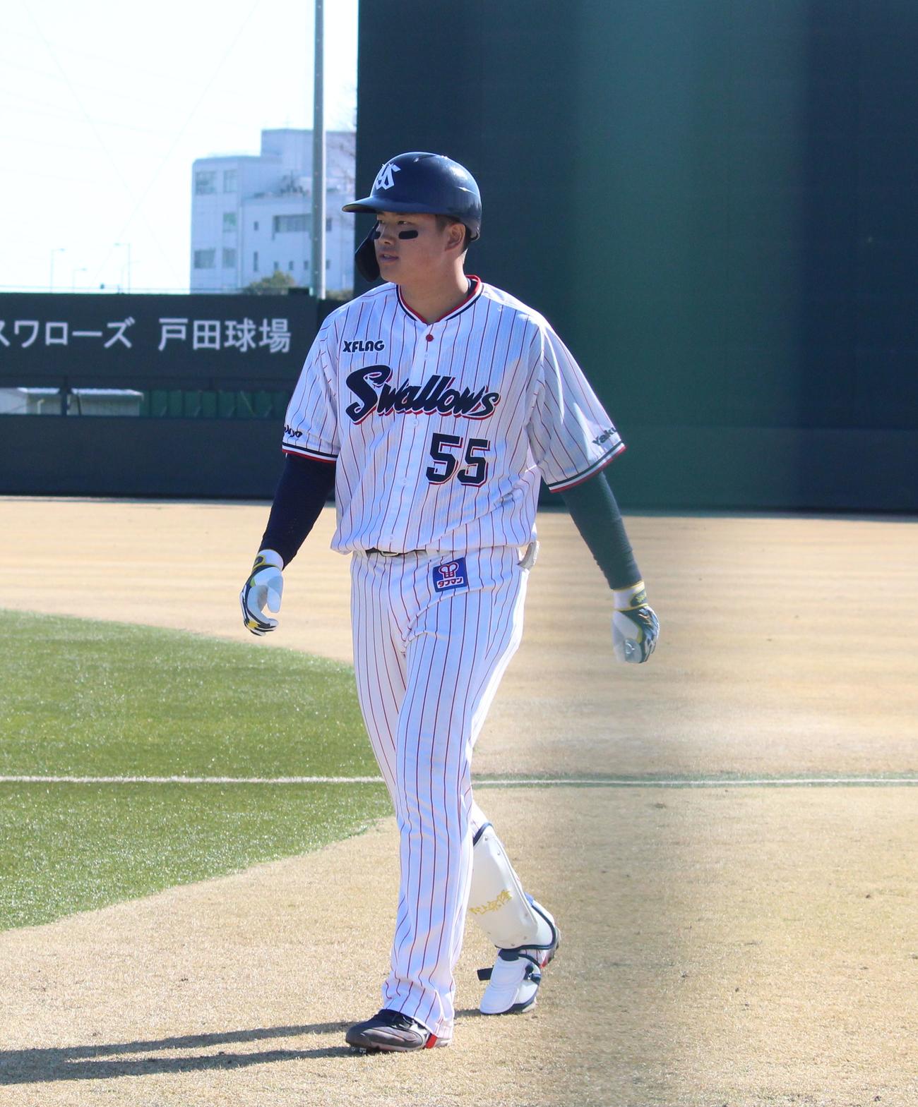 教育リーグ・ヤクルト対楽天　5回裏ヤクルト2死一塁、遊ゴロに倒れ悔しそうな表情の村上（撮影・保坂恭子）