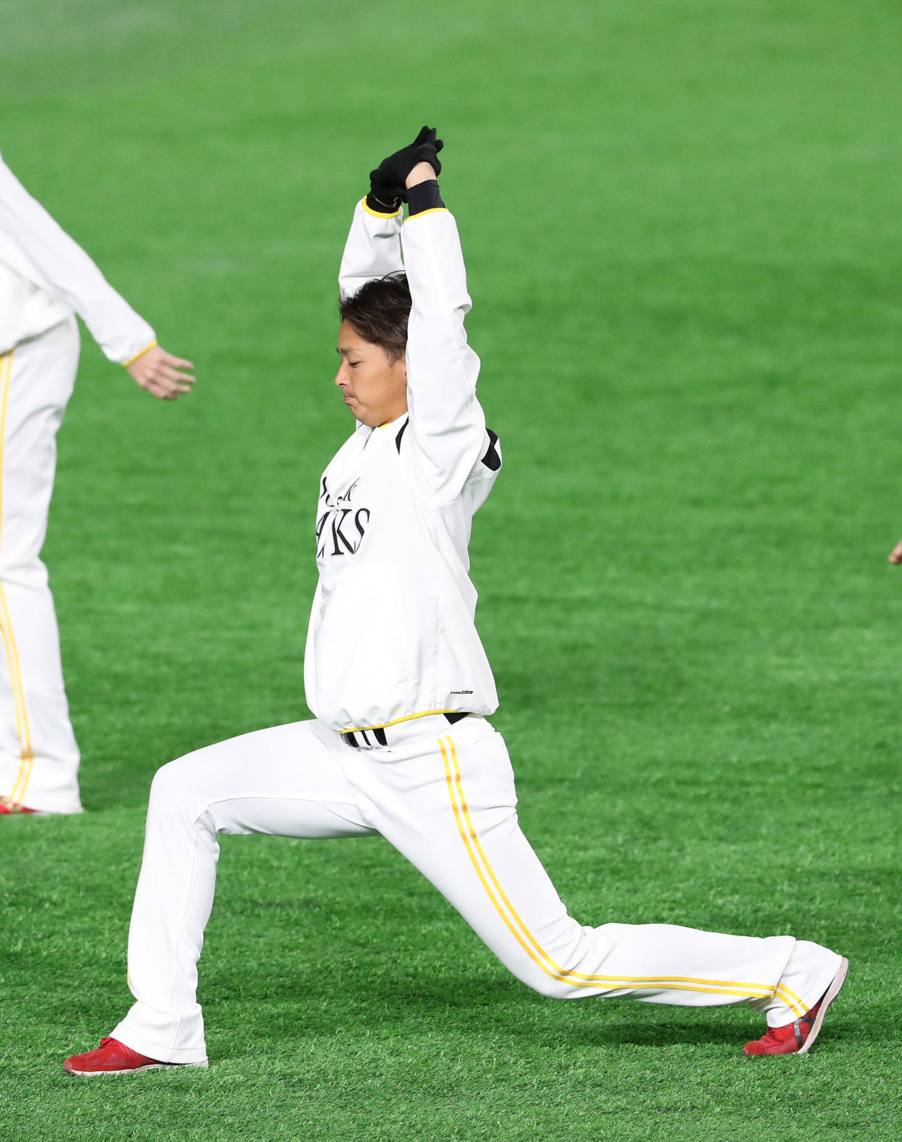 練習前、丁寧にストレッチをする東浜巨（撮影・梅根麻紀）
