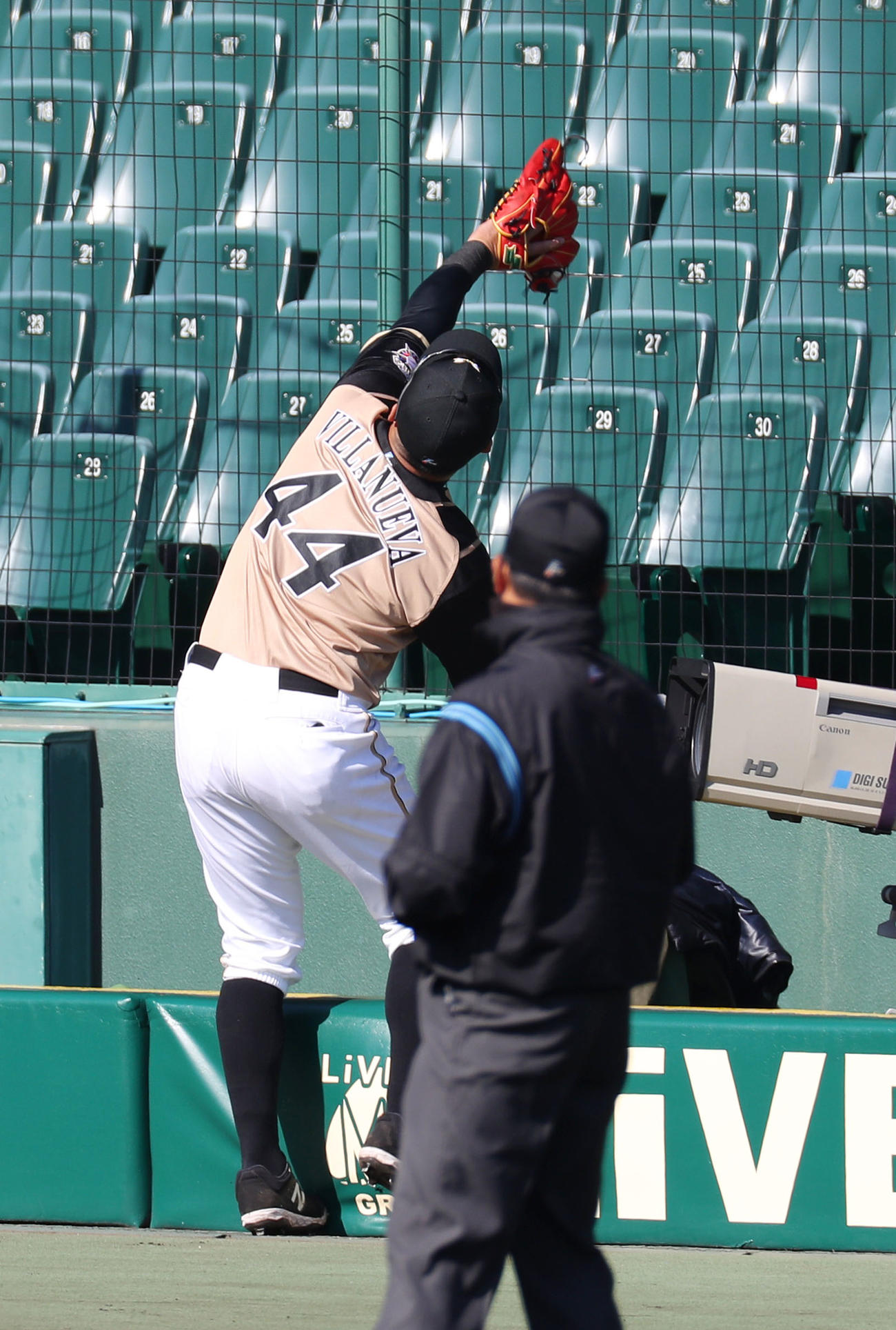 阪神対日本ハム　5回裏阪神無死一、二塁、糸原の邪飛を捕球するもカメラマン席に落下する三塁手ビヤヌエバ（撮影・前田充）