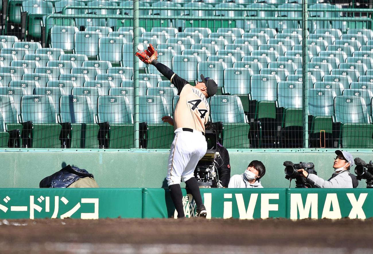 阪神対日本ハム　5回裏阪神無死一、二塁、糸原健斗の三邪飛を追いカメラマン席に落下するビヤヌエバ（撮影・上田博志）