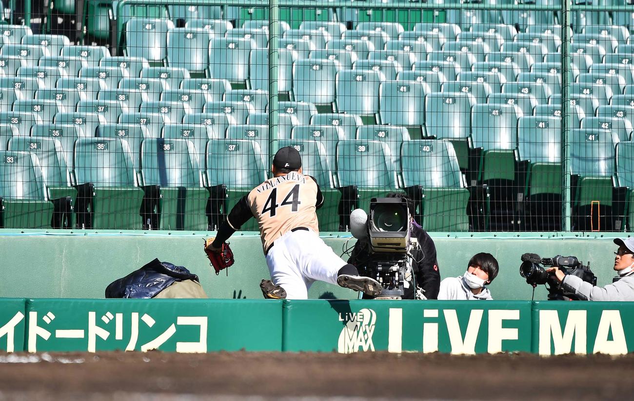 阪神対日本ハム　5回裏阪神無死一、二塁、糸原健斗の三邪飛を追いカメラマン席に落下するビヤヌエバ（撮影・上田博志）