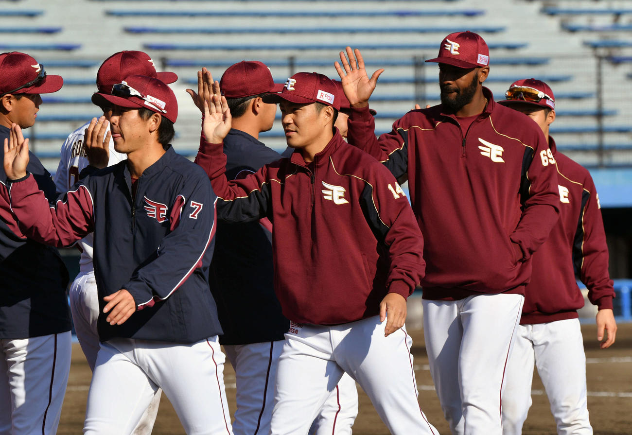 楽天対中日　試合後、勝利投手の楽天則本昂（前列中央）はナインとタッチを交わす（撮影・滝沢徹郎）