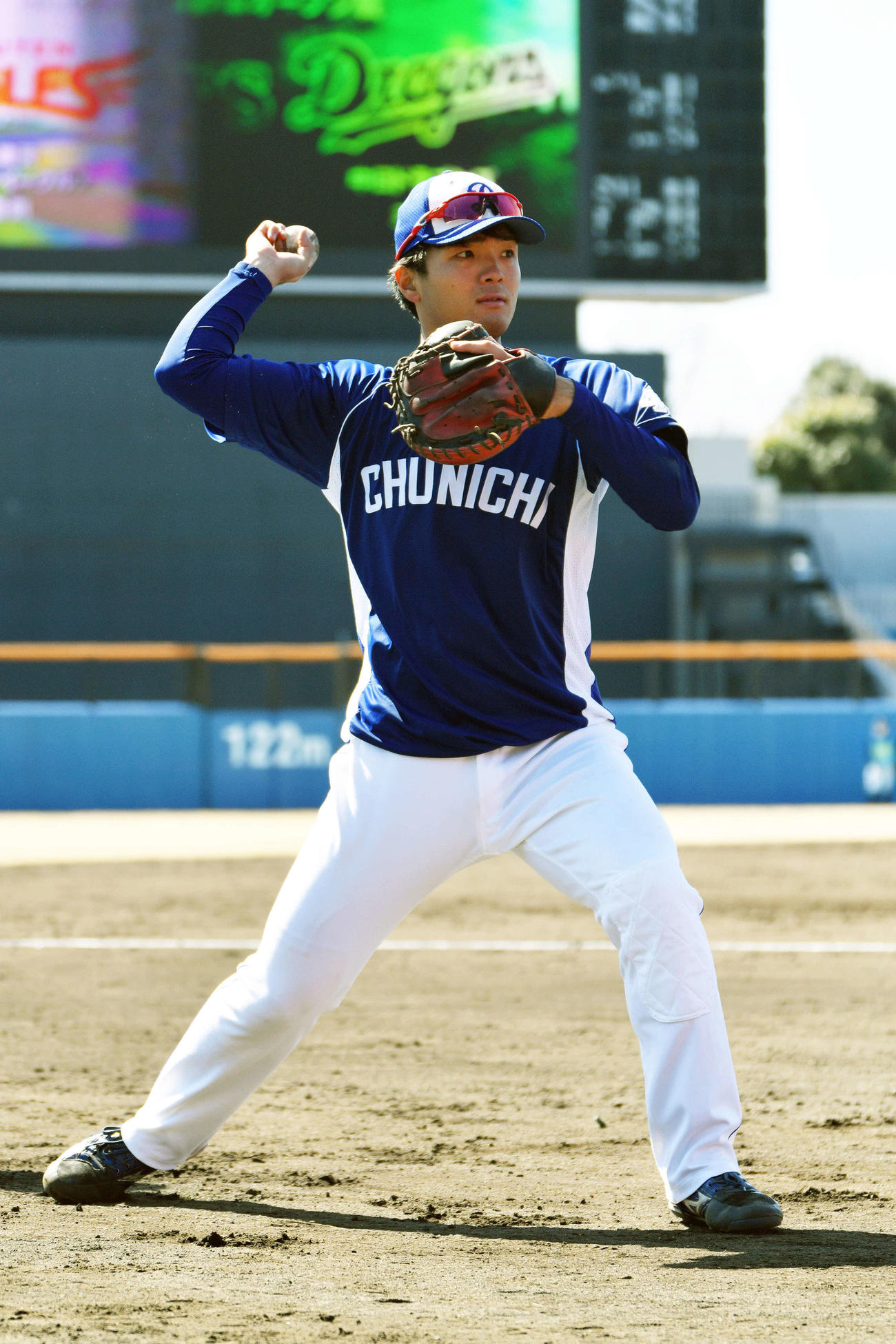 楽天対中日　試合前練習で守備練習する中日郡司（撮影・滝沢徹郎）