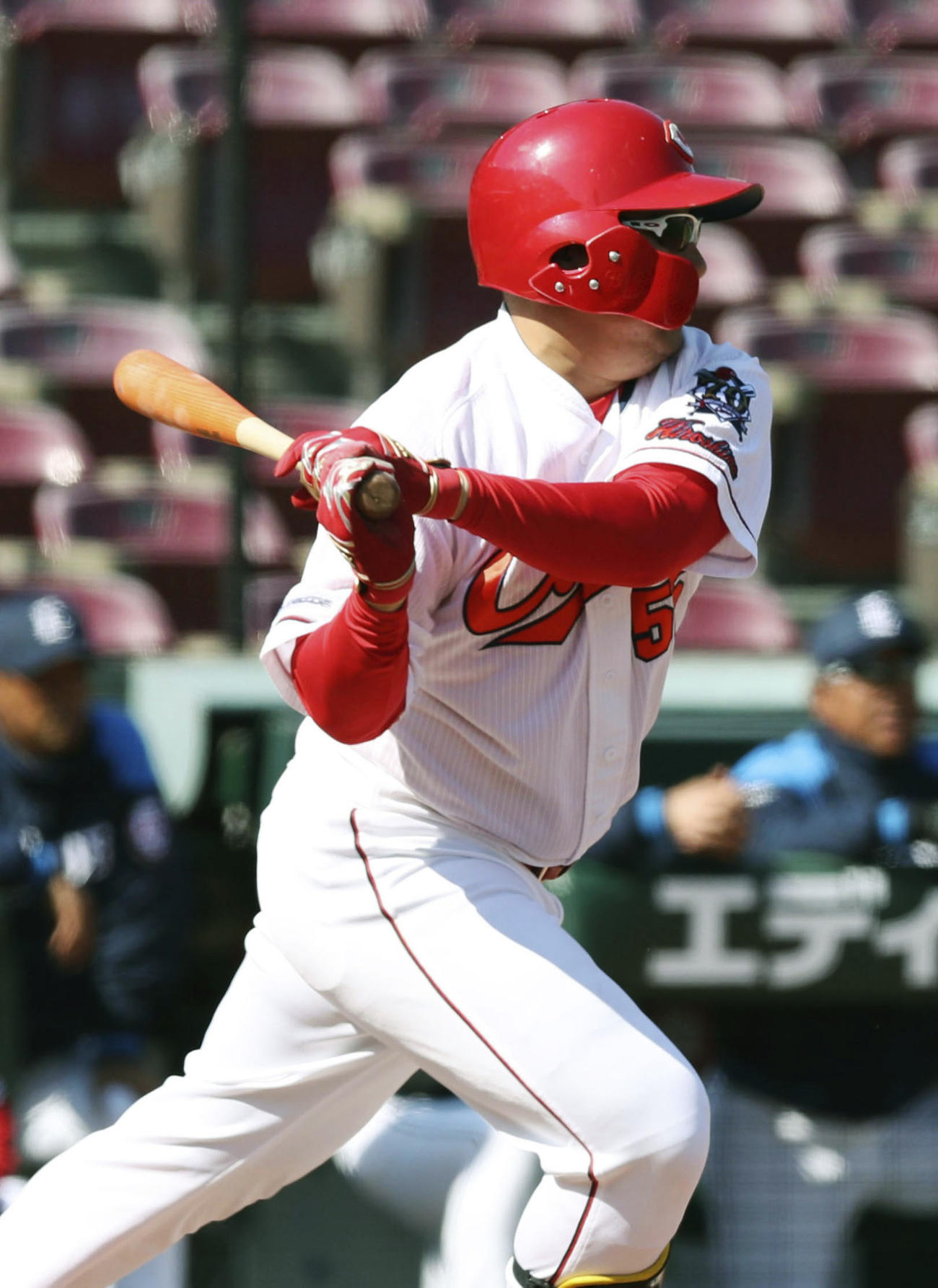 4回裏広島無死、中前打を放つ松山（共同）