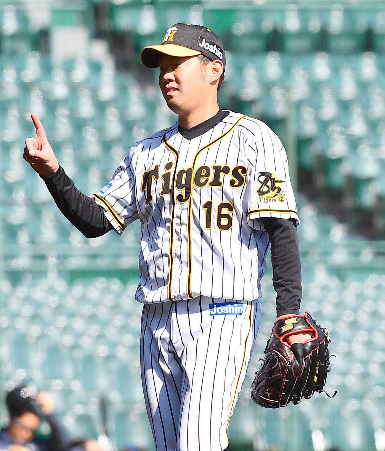 阪神対日本ハム　4回を無失点に抑え、あと1イニングと指をたててベンチに引き揚げる西勇輝（撮影・上田博志）