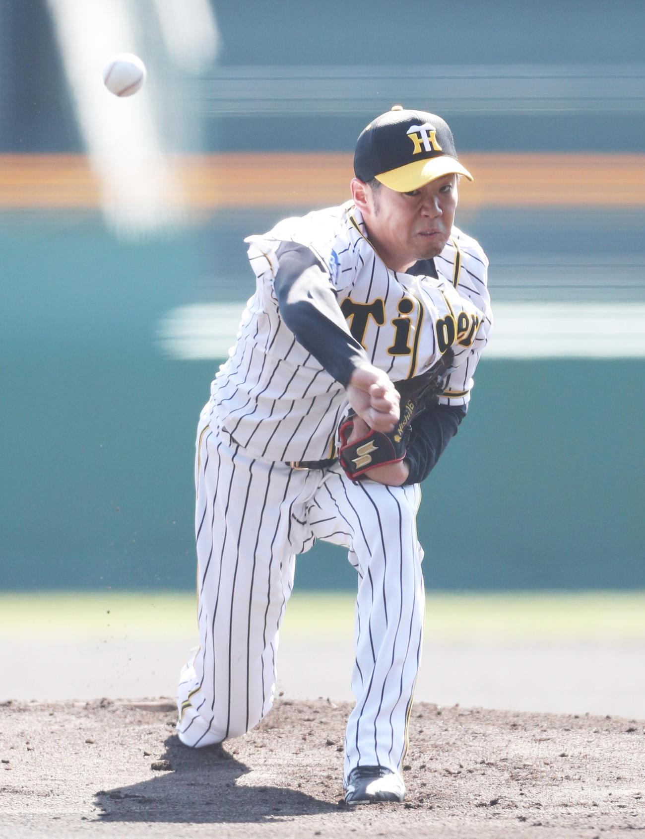 阪神対日本ハム　5回無失点の好投で勝利投手となる西勇輝（撮影・清水貴仁）
