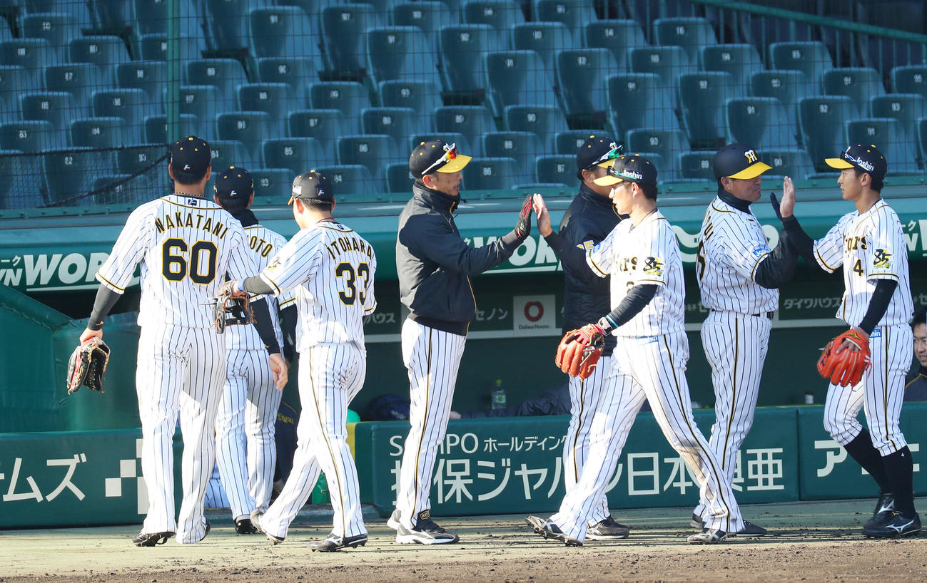 阪神対日本ハム　日本ハムに勝利し、タッチでナインを迎える矢野監督（中央）（撮影・前田充）