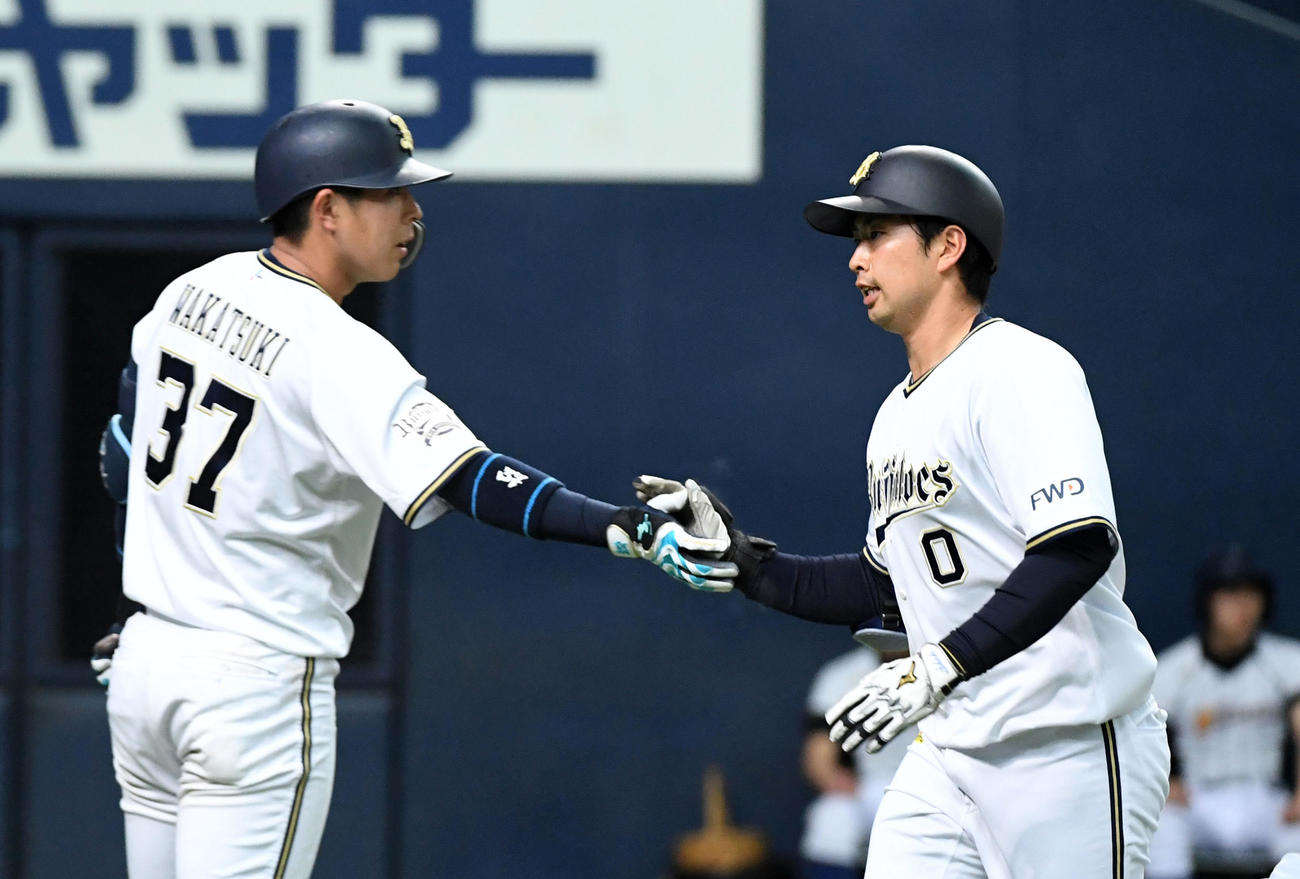 4回裏オリックス1死、勝俣（右）は中越え本塁打を放ち若月とタッチ（撮影・前岡正明）