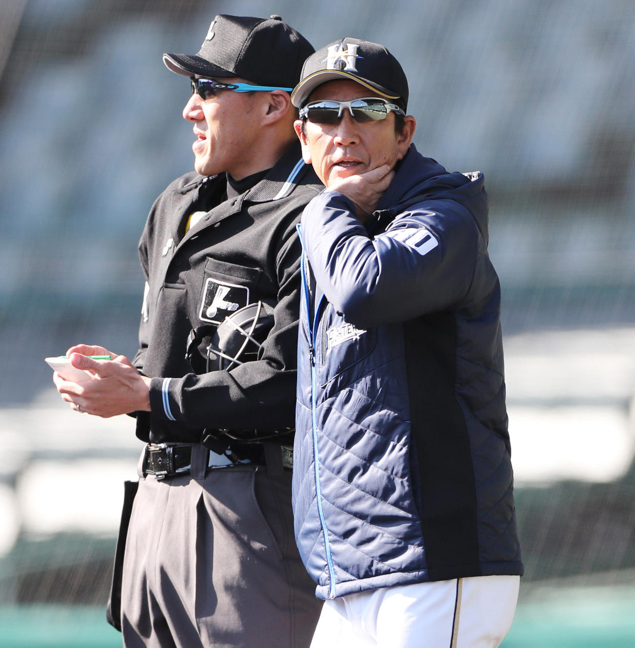 阪神対日本ハム　5回裏阪神1死二、三塁、選手交代を告げる栗山英樹監督（撮影・清水貴仁）