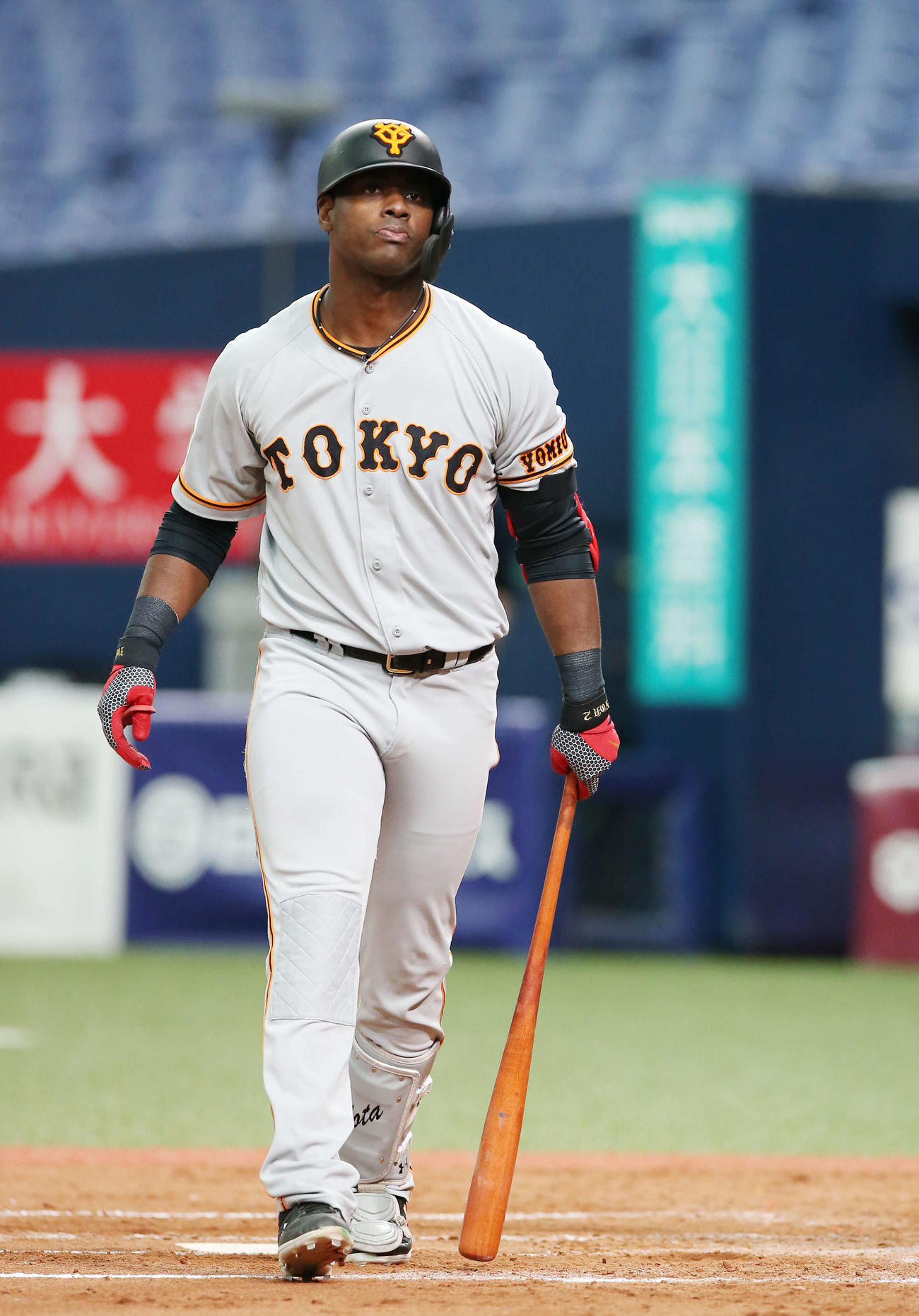 オリックス対巨人　5回表巨人無死、空振り三振に倒れぼうぜんとした表情を見せるモタ（撮影・河野匠）
