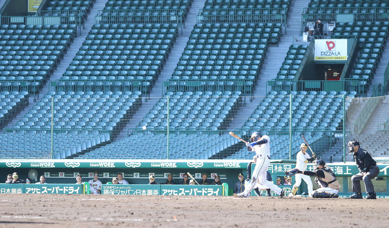 5回裏阪神1死一、三塁、左前適時打を放つ北條史也（撮影・清水貴仁）
