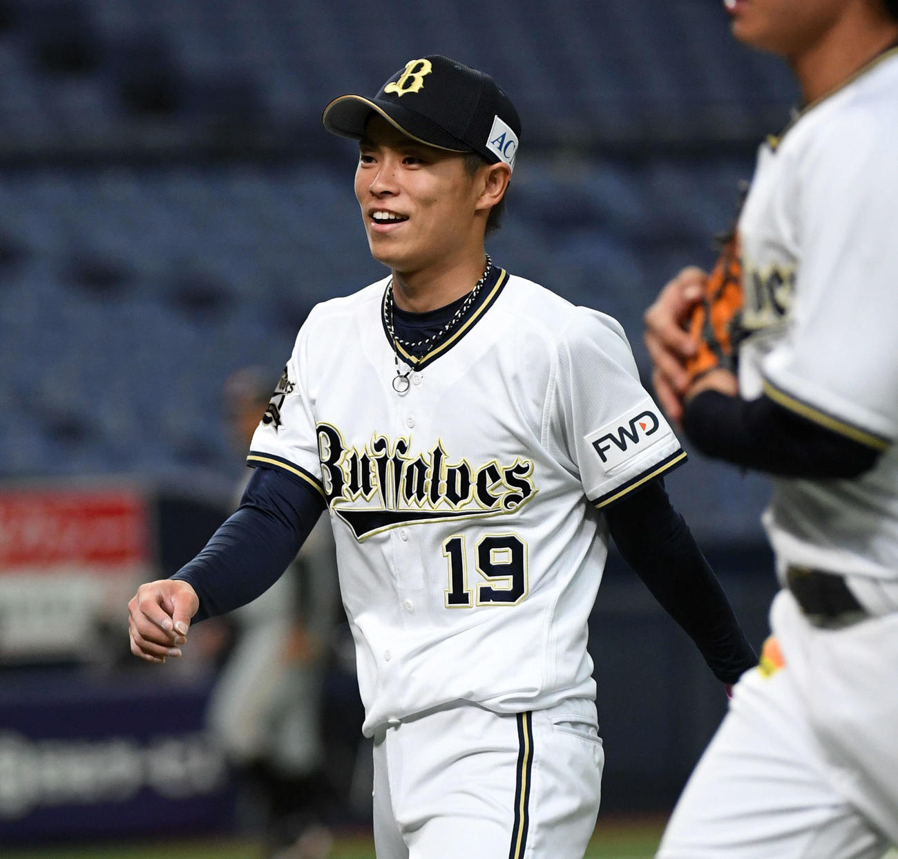 オリックス対巨人　7回を終え笑顔でベンチに戻る山岡（撮影・前岡正明）