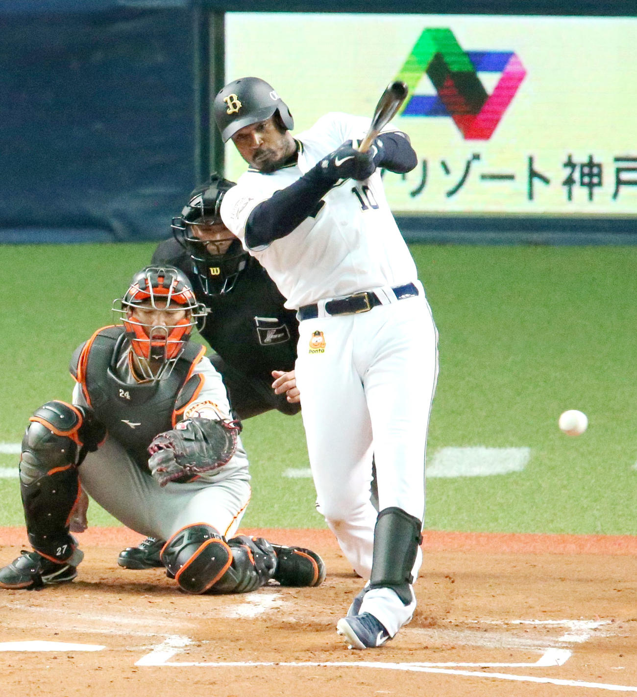 オリックス対巨人　3回裏オリックス2死二塁、ジョーンズは左前打を放つ（撮影・上山淳一）