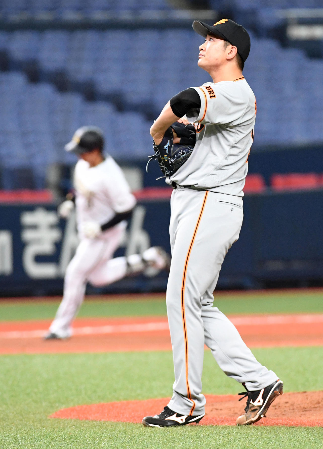 オリックス対巨人　4回裏オリックス1死、勝俣に中越え本塁打を打たれがっくりする菅野（撮影・前岡正明）