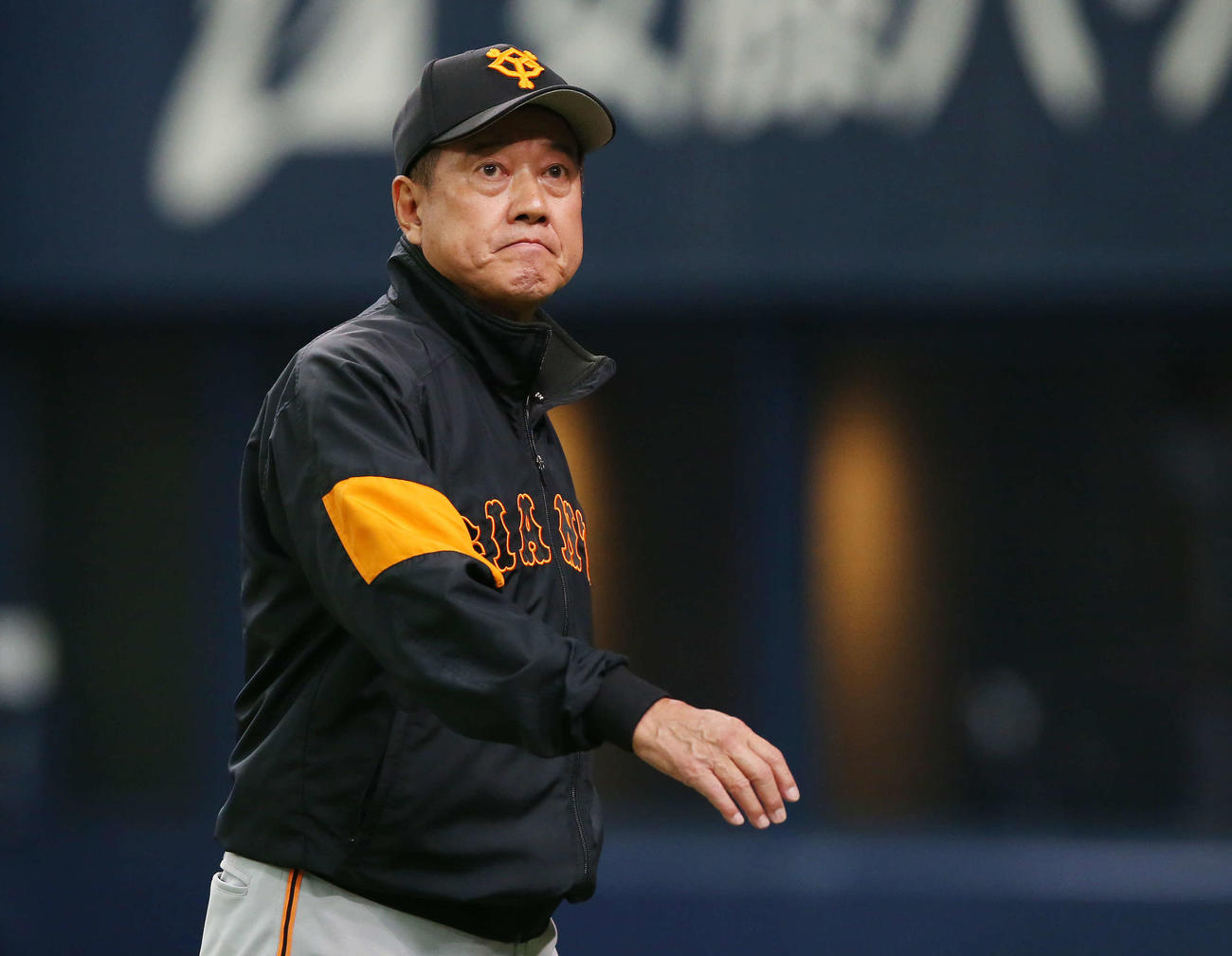 オリックス対巨人　6回裏を前に選手交代を告げた原監督は険しい表情でベンチに戻る（撮影・河野匠）