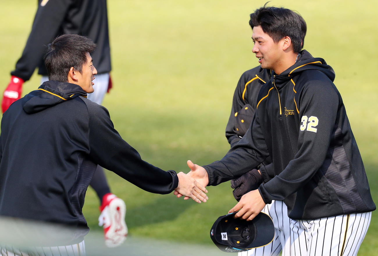 阪神対日本ハム　1軍に合流し、能見（左）にあいさつする井上（撮影・前田充）