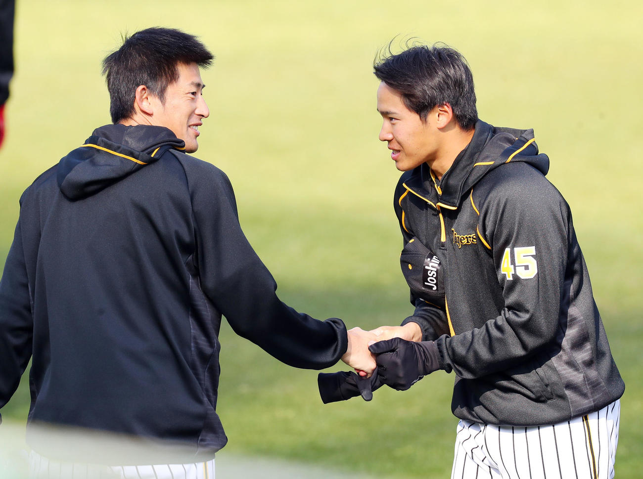 阪神対日本ハム　1軍に合流し、能見（左）にあいさつする遠藤（撮影・前田充）