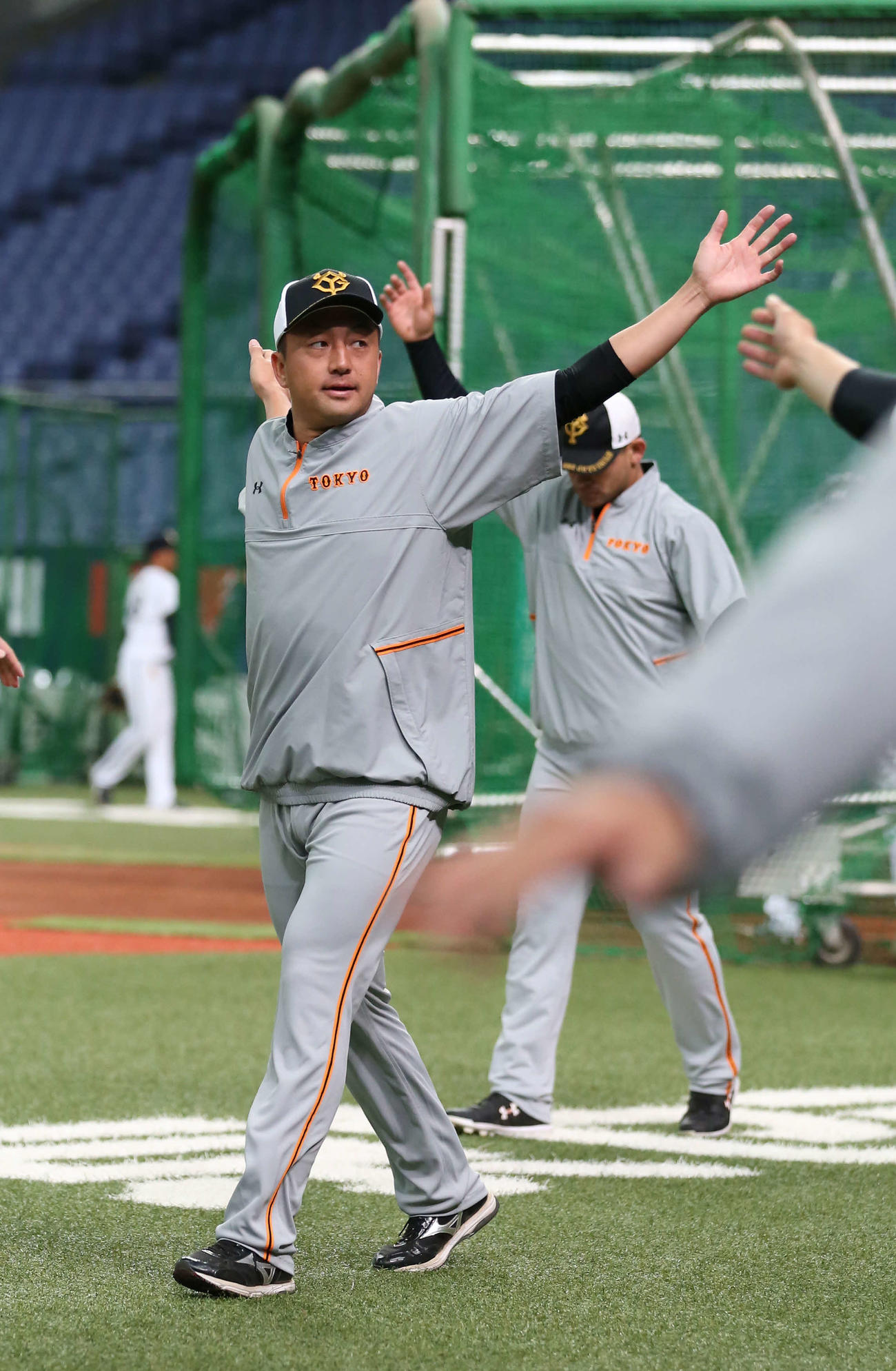 オリックス対巨人　試合前練習で、ウオーミングアップする巨人沢村（撮影・河野匠）