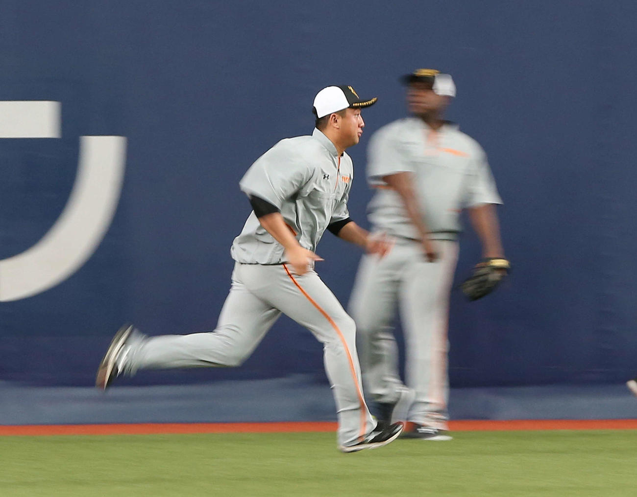 オリックス対巨人　試合前練習で、ダッシュを繰り返す巨人沢村（撮影・河野匠）