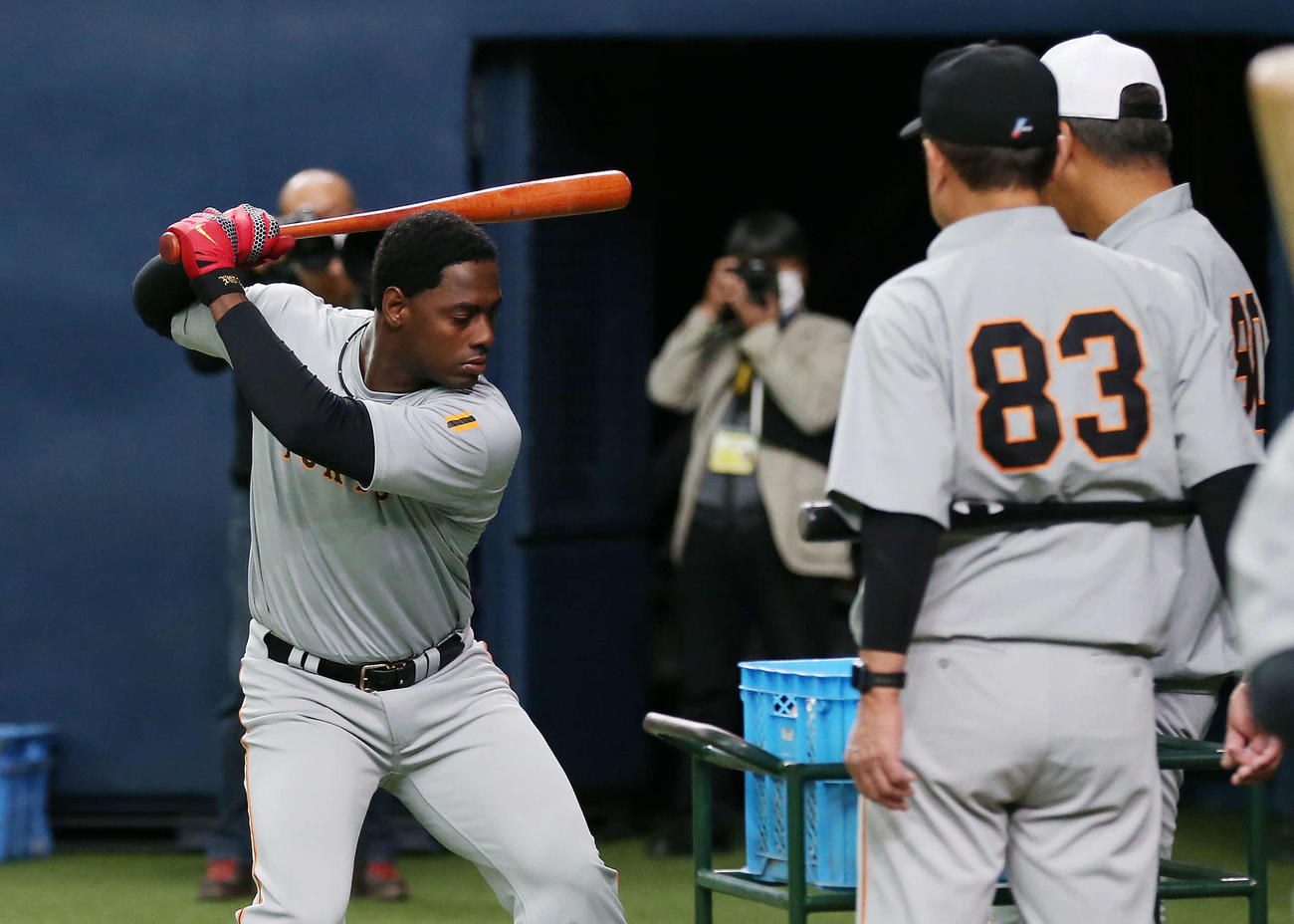 オリックス対巨人　試合前練習で、巨人原監督（手前）が見つめる中、ティー打撃を行うモタ（撮影・河野匠）