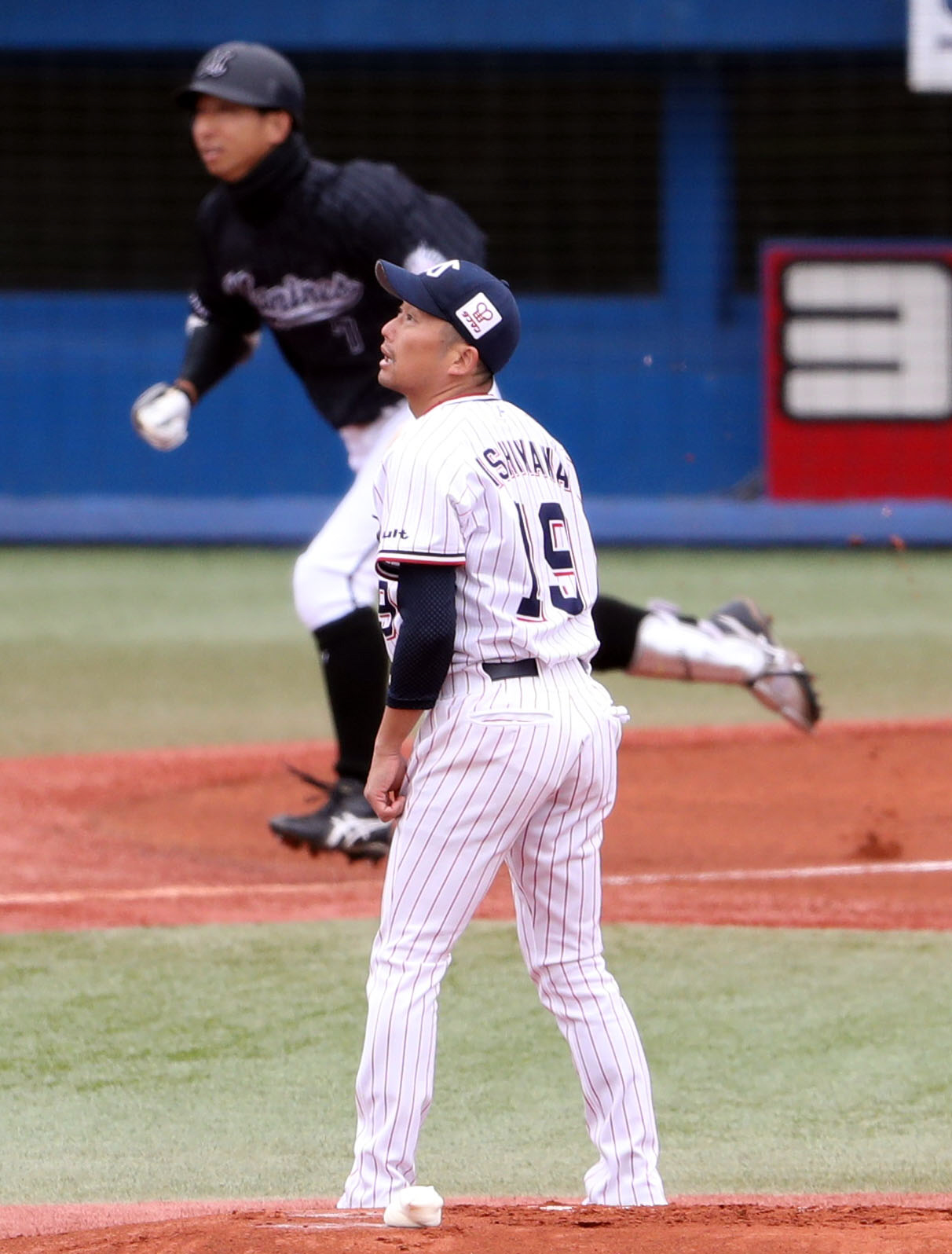 ヤクルト対ロッテ　1回表ロッテ無死、福田に先頭打者本塁打を打たれる石川（撮影・狩俣裕三）