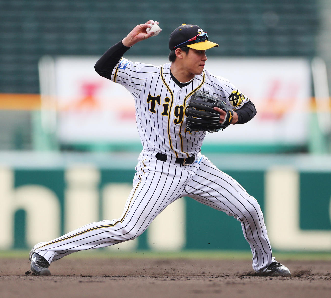 打球を処理する遠藤成（撮影・清水貴仁）