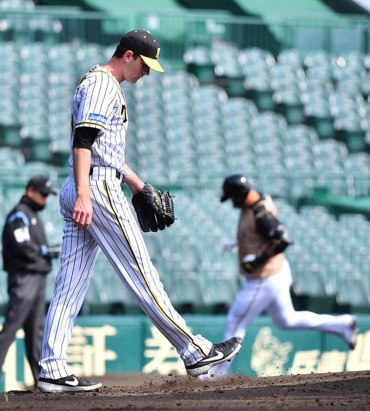 2回表、日本ハム中田翔に中越え3点本塁打を浴びる阪神ガンケル（撮影・上田博志）