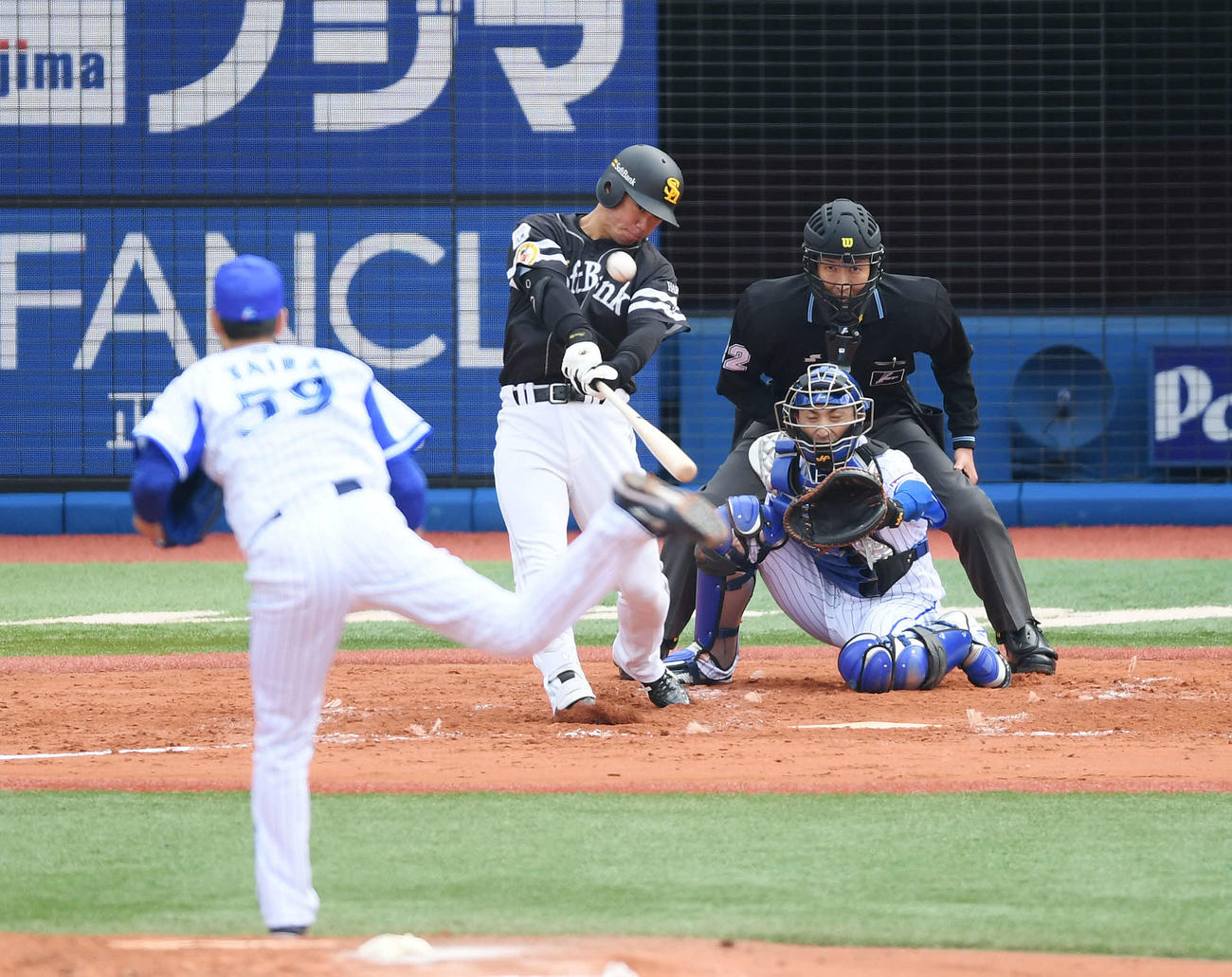 DeNA対ソフトバンク　4回表ソフトバンク1死三塁、先制の右越え2点本塁打を放つ長谷川。投手平良（撮影・鈴木みどり）