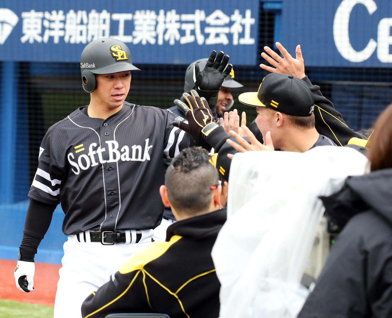 DeNA対ソフトバンク　4回表ソフトバンク1死三塁、長谷川（左）は右翼2点本塁打を放ち、ナインとハイタッチ（撮影・浅見桂子）