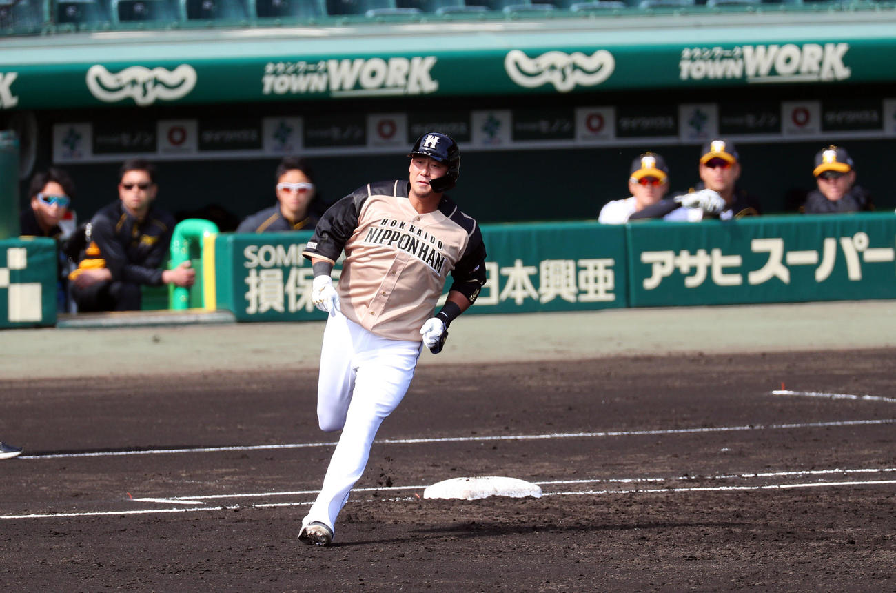 2回表日本ハム1死一、三塁、右中間へ3点本塁打を放ち一塁を回る中田（撮影・前田充）