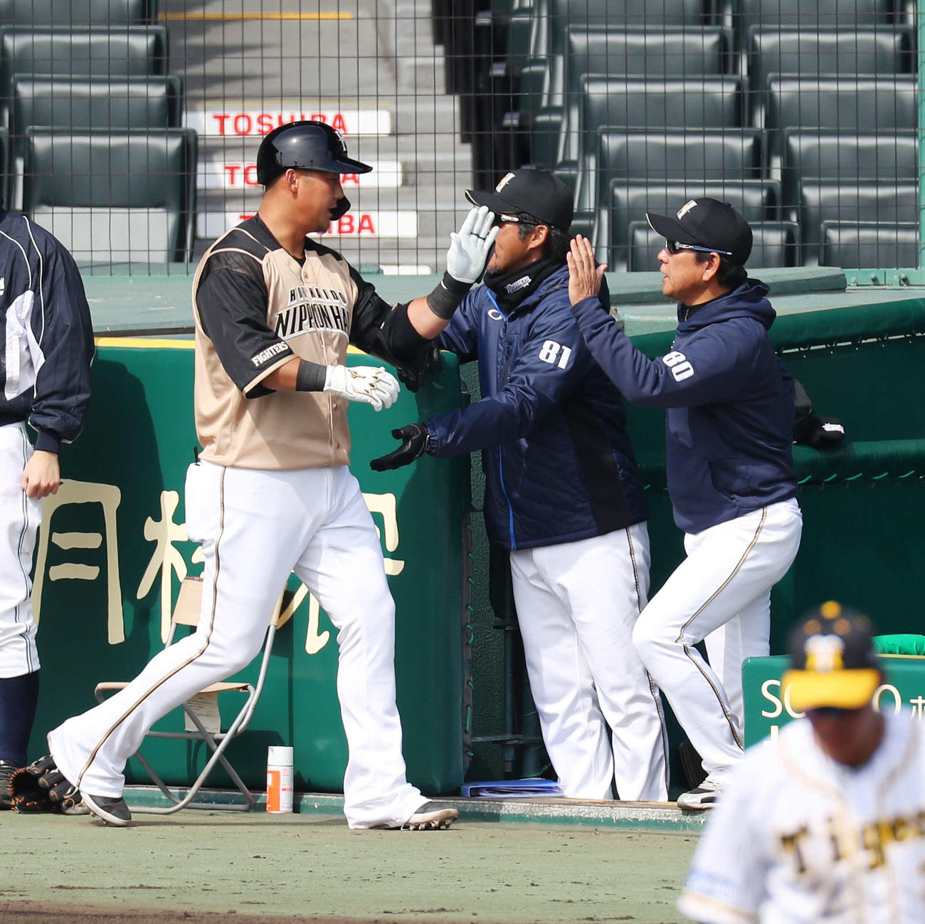 2回表日本ハム1死一、三塁、3点本塁打を放った中田（左）を迎える栗山監督（撮影・前田充）