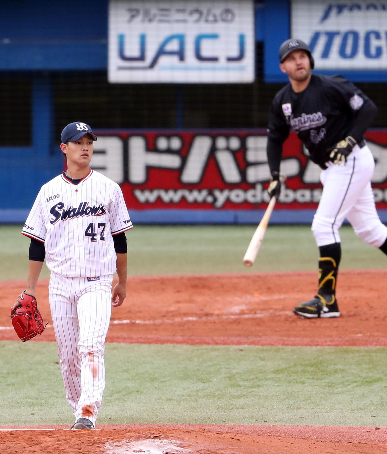 ヤクルト対ロッテ　5回表ロッテ2死満塁、レアードに満塁本塁打を打たれる高橋（撮影・狩俣裕三）