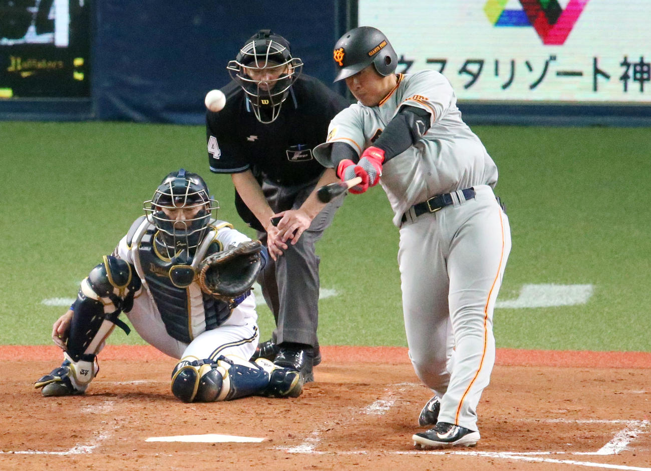 5回表巨人2死一、三塁、岡本は中前適時打を放つ（撮影・上山淳一）